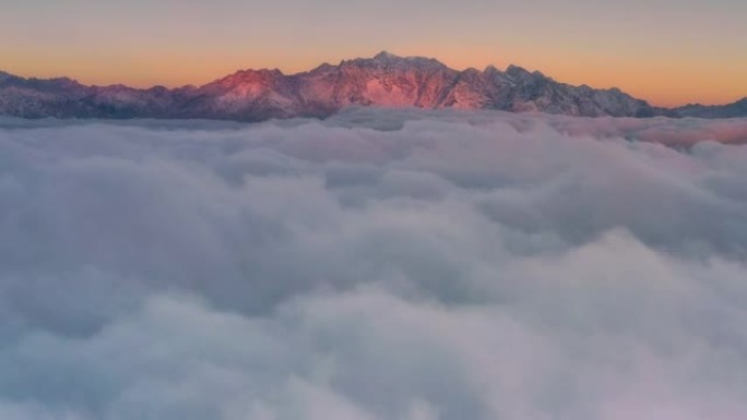 日出时，雪山前滚滚的云海极为壮观