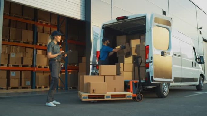 物流配送仓库外，女经理使用平板电脑，与用纸箱装载送货卡车的工人交谈。在线订单、采购、电子商务商品