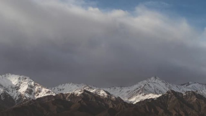 T/L云在雪山上滚动