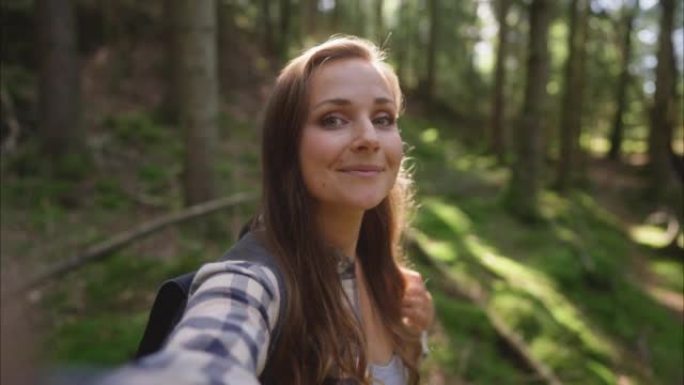 女人在森林中拍摄自己的徒步旅行-视频自拍照