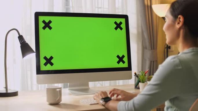 女人使用绿屏电脑电脑绿幕显示屏绿屏加班绿