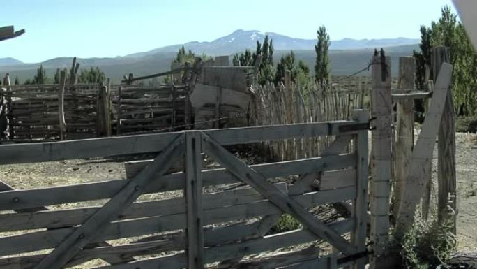 阿根廷巴塔哥尼亚内乌肯省一个农场里的一个古老的木畜栏。