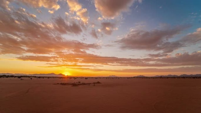 非洲纳米比亚日落时分田园诗般的沙漠上的宁静云