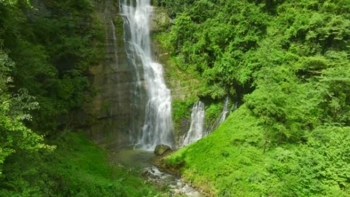 山上美丽的水满大瀑布森林植被自然风景