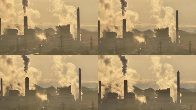 在日出时，一家化工厂的鸟瞰图中，烟囱冒烟，空气污染。环境问题，工作中的世界无人机视图概念。与阿尔法香