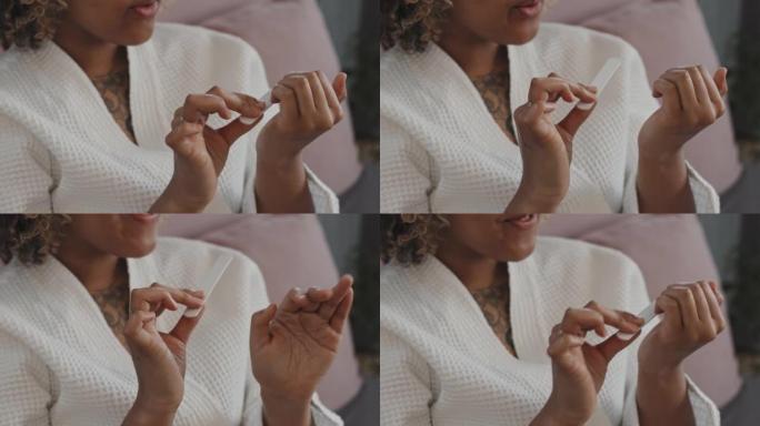 年轻的黑人妇女在家修指甲