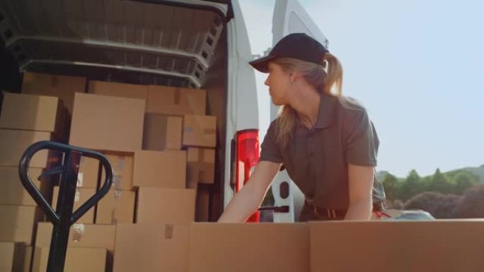 物流仓库: 女工用纸箱装车送货，网上下单，采购，电商货。快乐的专业人员努力提供所有产品。慢动作