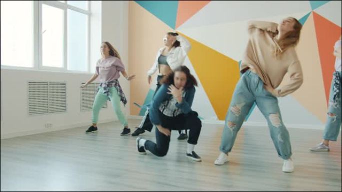 一群女孩在现代舞蹈工作室跳舞，一起玩得开心