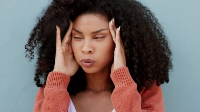 患有头痛、压力或倦怠的黑人女性因抑郁、精神卫生或焦虑。生病，生气或沮丧的学生女孩，有奖学金债务，大学