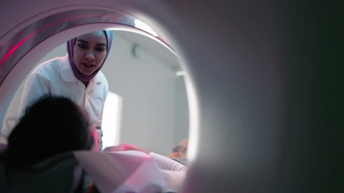 女护士向患者解释MRI扫描程序