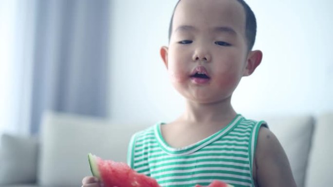 亚洲男婴吃西瓜特写展示小胖孩吃