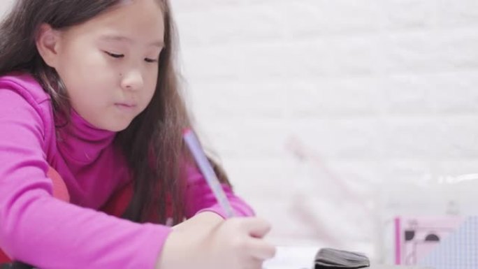 小女孩在做作业小女孩写作业特写视频素材