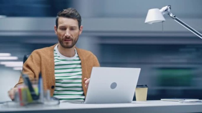 360度现代办公室: 商人坐在他的办公桌上使用智能手机，笔记本电脑。与大数字数据电子商务合作的数字企