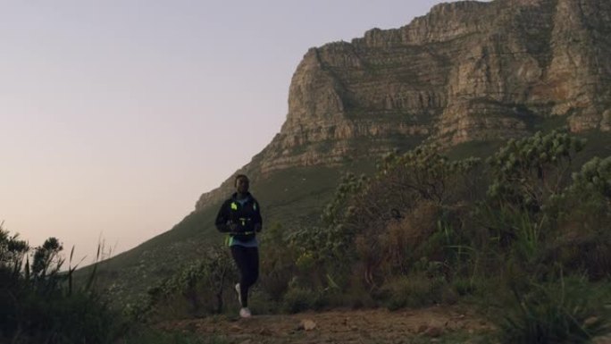 4k视频片段，一名年轻女子在山路上奔跑