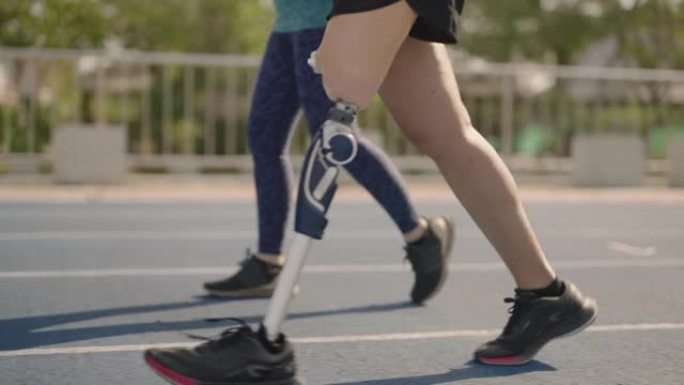 亚洲妇女和残疾人一起跑步锻炼，残疾人