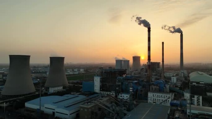 日落时燃煤电站的鸟瞰图