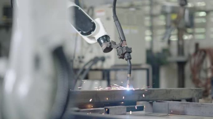 智能工业机器人手臂是数字化工厂生产技术焊接试运行程序。行业4.0概念。