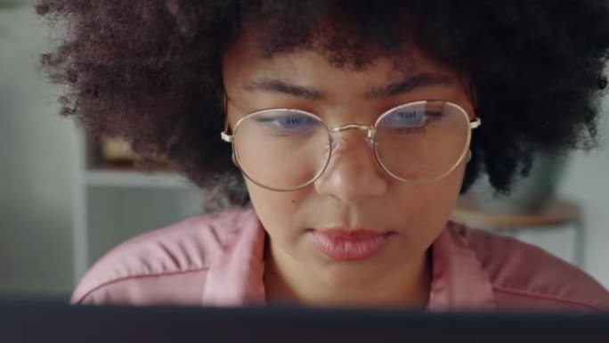笔记本电脑业务，阅读电子邮件和女人在互联网上写提案，为公司思考想法并在办公室工作。非洲接待员在计算机