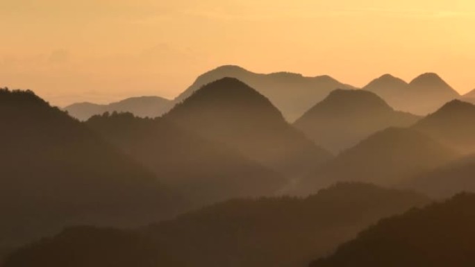 早上的鸟瞰山高山峰山脉连绵翻滚