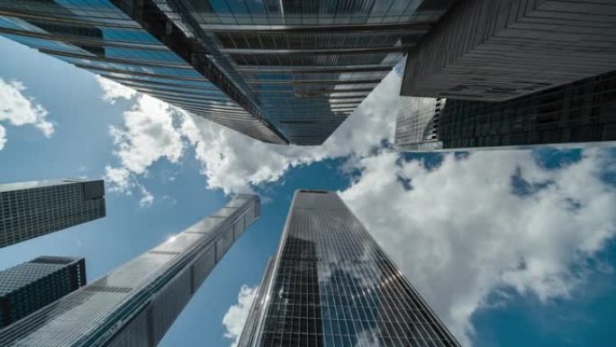 高层企业建筑摩天大楼和天空的T/L平底锅低角度视图