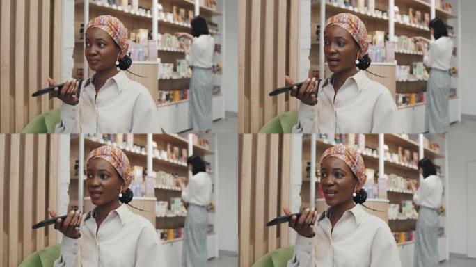 在化妆品超市录制语音信息的年轻女性顾客