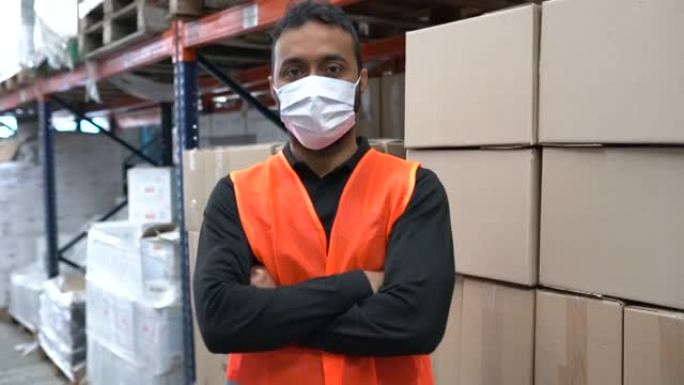 在仓库工作的一个戴着口罩的男人的肖像