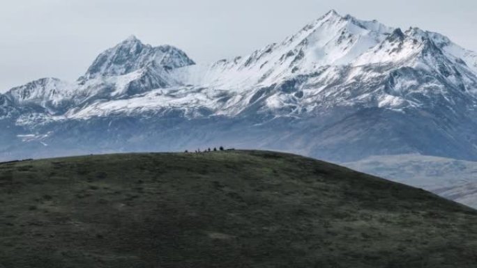 用无人机的长焦镜头拍摄雪山