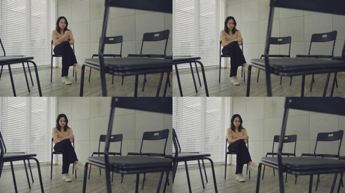 女人独自坐着，在咨询期间感到焦虑。