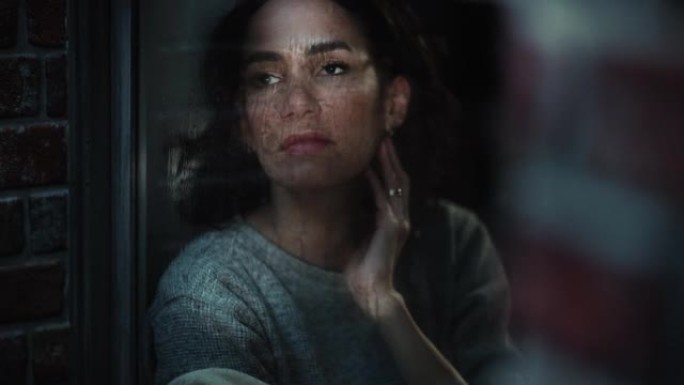 患有抑郁症，工作压力和人际关系问题的西班牙裔女性看上去很周到。一个陷入困境的孤独女人的肖像。精神卫生