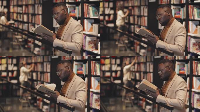 非裔美国大学教授在图书馆读书
