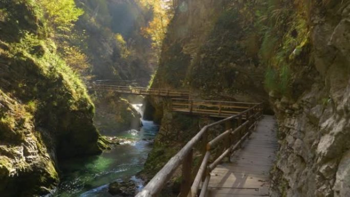 迷人的葡萄酒峡谷的风景，有野生河流和木制旅游步道