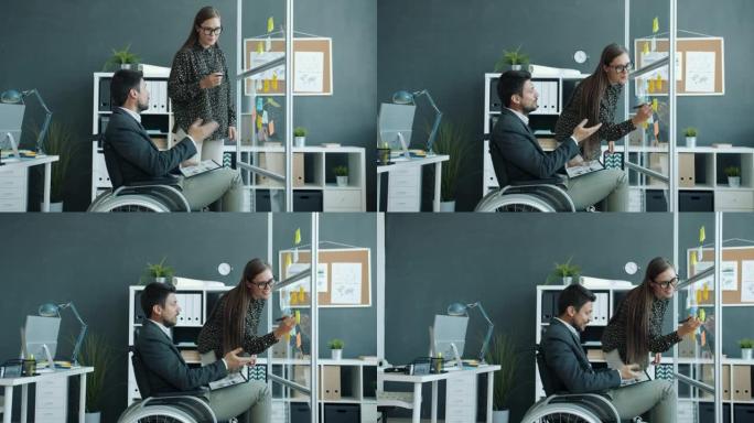 坐在轮椅上的年轻女子和残疾男子在办公室玻璃板上的便签上聊天