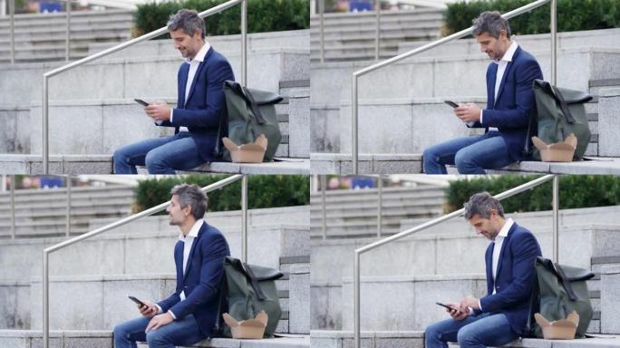 商人在午休时间坐在外面使用手机