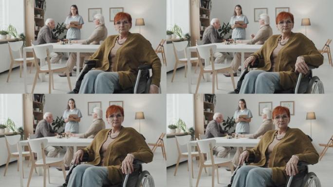 养老院轮椅上的老年妇女肖像