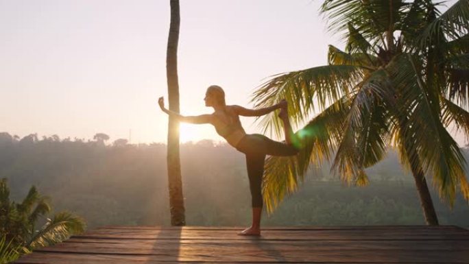 瑜伽女子练习舞蹈之王在热带丛林户外摆姿势，享受日出时的正念锻炼4k