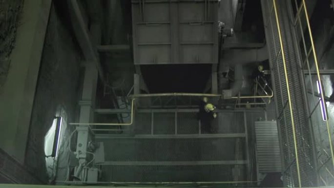 阿根廷巴塔哥尼亚地下煤矿大厅的高角度视图。