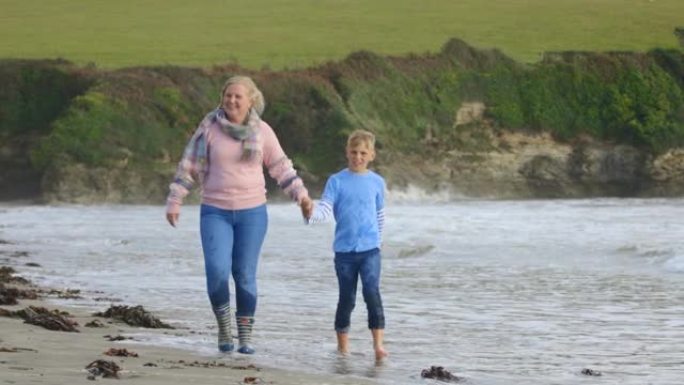 和妈妈一起沿着海滩散步