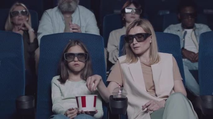 妈妈和孩子看3D电影