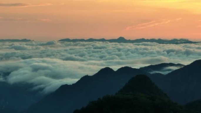 早晨的山景鸟瞰图自然风景流动云山体剪影