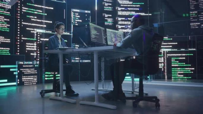 在台式计算机上工作的各种年轻男女，周围是显示代码行的大屏幕。专业计算机工程师开发生成人工智能的自主算
