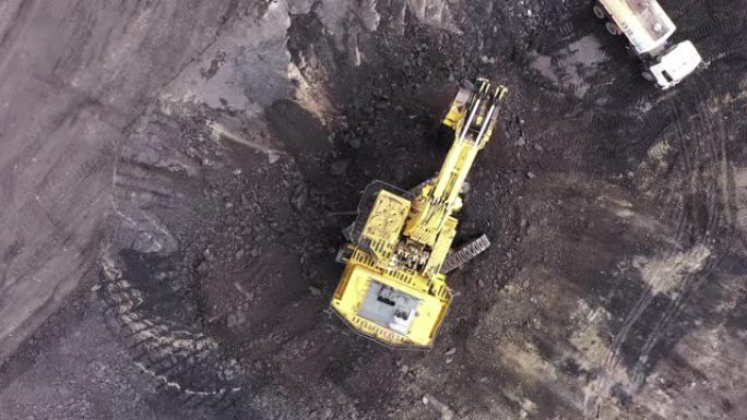 一座大型反铲挖土机正在煤矿工作。