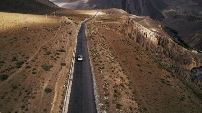 从鸟瞰图看，汽车在路上令人叹为观止的山景