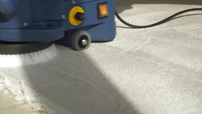 特写: 使用旋转刷深度清洁时从地毯上清除颗粒