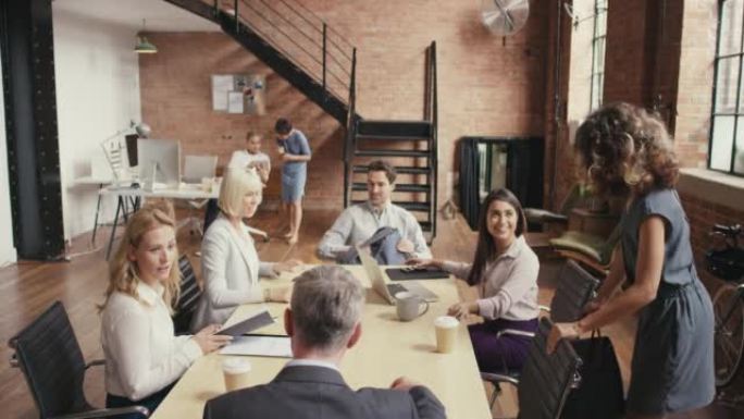 一群在现代办公室开会的商人的4k录像