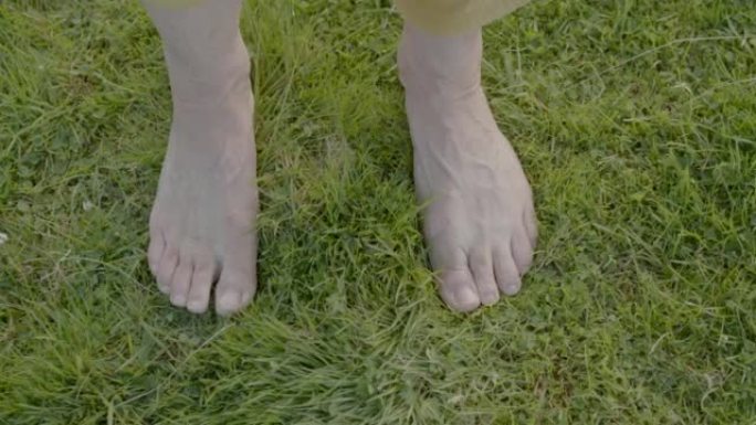在草地上扭动她的脚趾