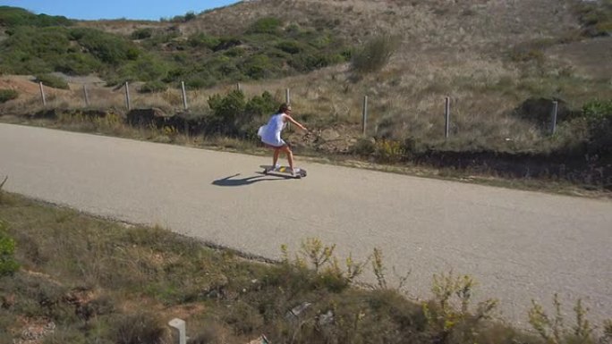 空中: 年轻女子在空旷的道路上登船