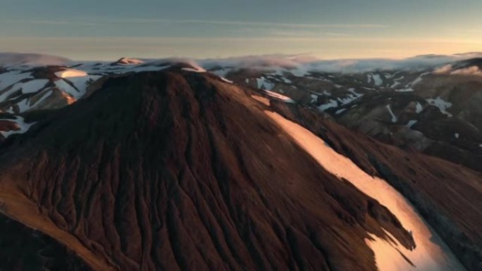 冰岛惊人的风景和日落的鸟瞰图