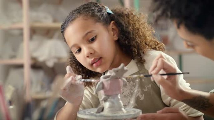 创意，陶器和母亲和女孩在绘画，学习和美术课的工作坊中。制造、陶瓷和粘土，妈妈教儿童手工工艺设计、粘合