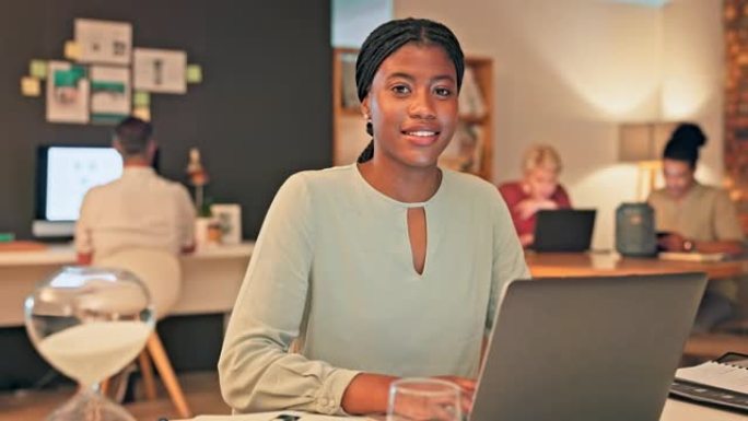 办公室笔记本电脑，肖像和快乐的黑人妇女评论社交网络反馈，客户体验或电子商务网站。品牌监测数据、调研与