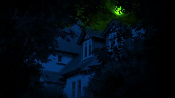 老房子万圣节场景上方的绿色月亮